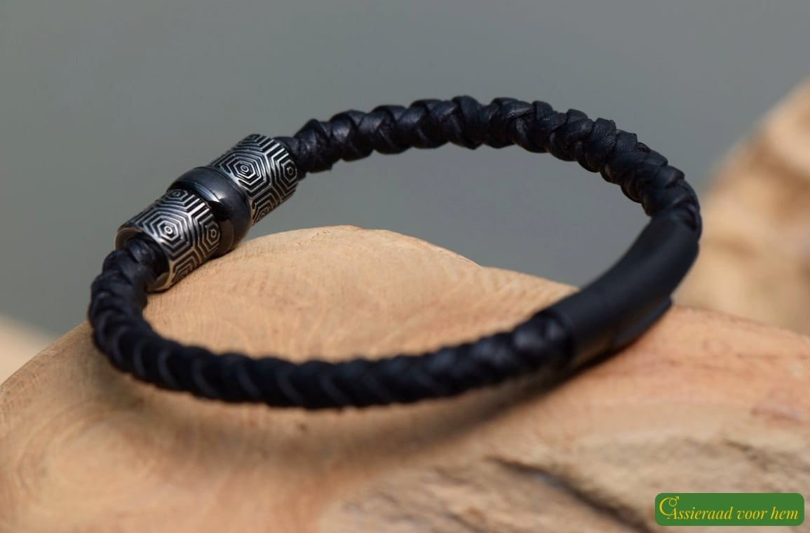cremation-ashes-memorials-men-bracelet-leather-black-4-hsla3026