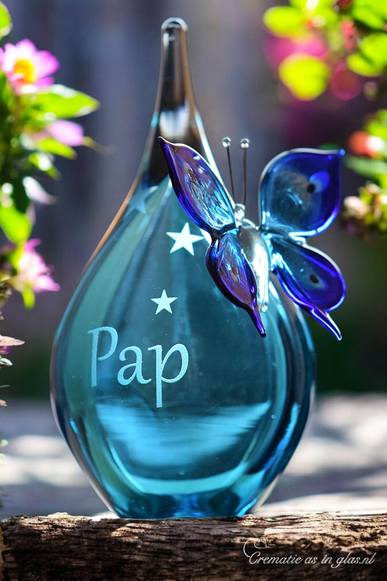 GU2004 | Urn and butterfly made of blue transparent glass, personalized - Image 2