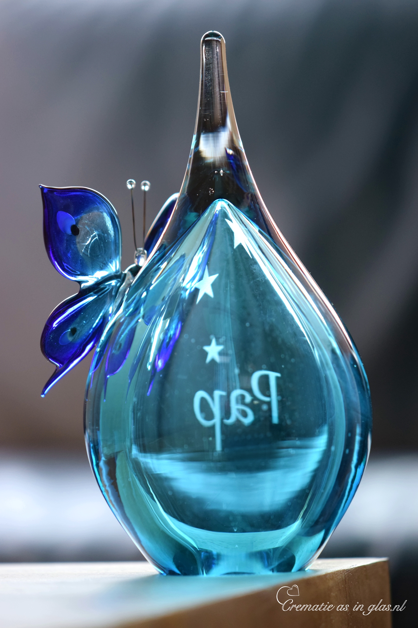 GU2004 | Urn and butterfly made of blue transparent glass, personalized - Image 3