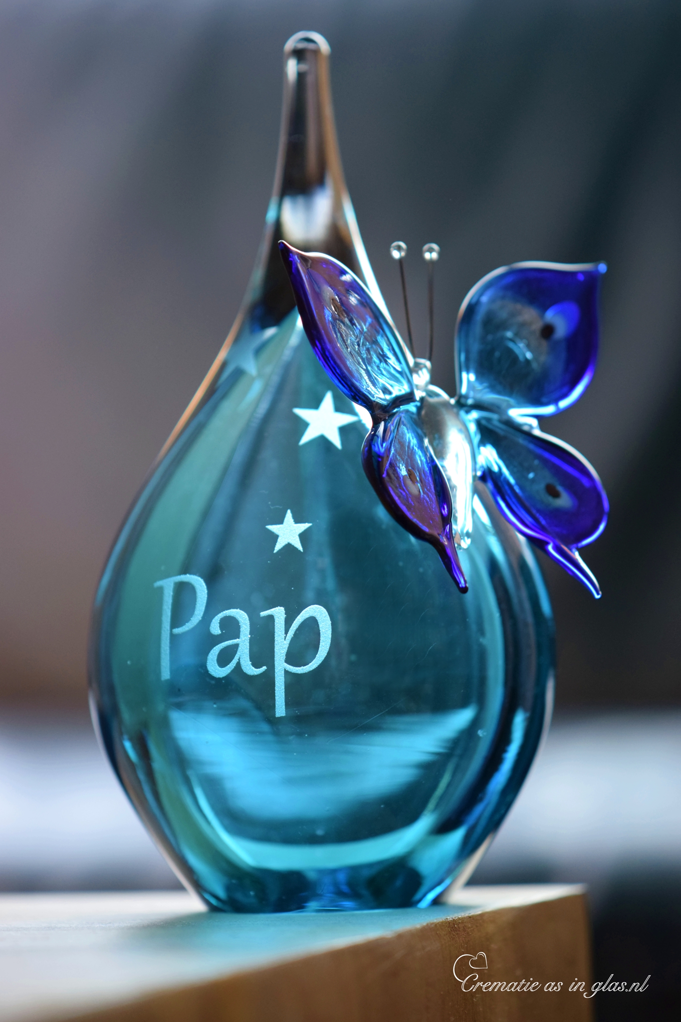 GU2004 | Urn and butterfly made of blue transparent glass, personalized - Image 4