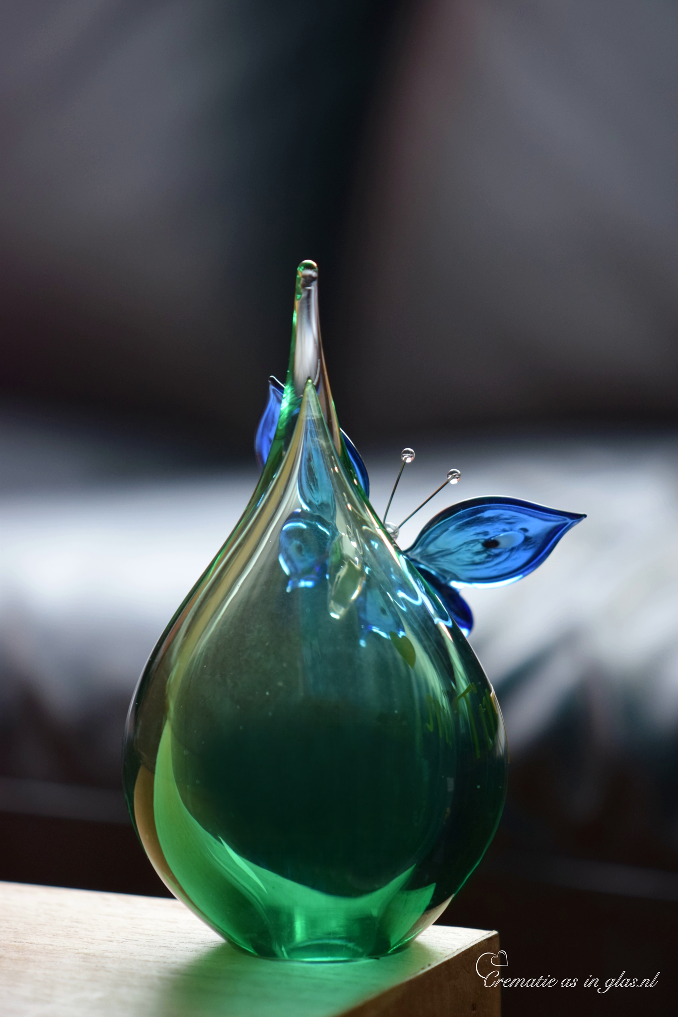 GU2008 | Urn of green and butterfly of blue transparent glass personalized - Image 3