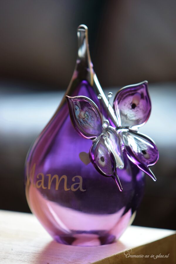 GU2001 | Urn and butterfly made of purple transparent glass, personalized - Image 3
