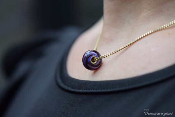purple and blue with 14k gold core and 45 cm gold chain.