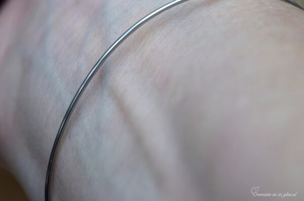 DSA3007 | Women’s memorial bracelet with cremation ashes - Image 4
