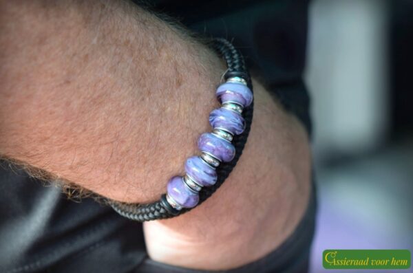 the center bead contains cremation ash.