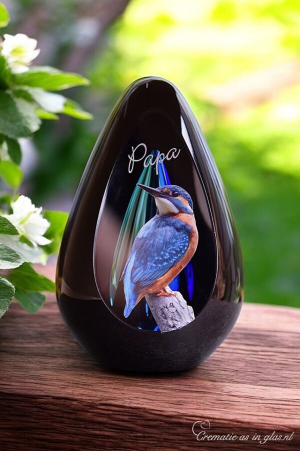 Design urn made of glass with purple-pink ash chamber and subtle pattern of air bubbles above the ash chamber – for cremation ashes.
