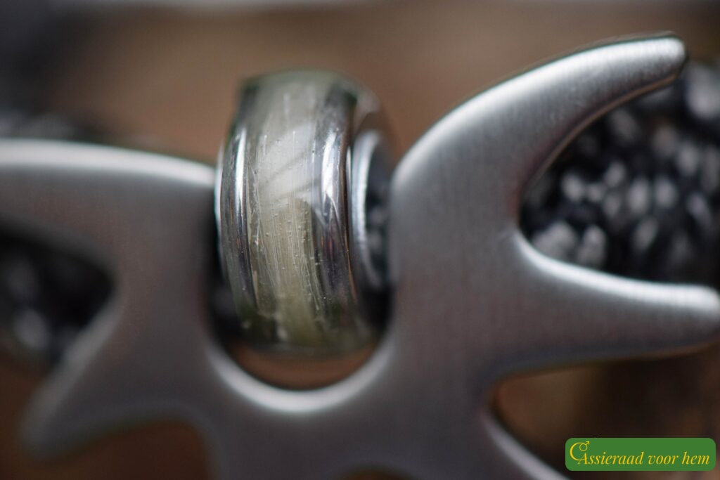 Full back view of men’s bracelet with silver-coloured stainless-steel 3-point press clasp and braided sailrope band.