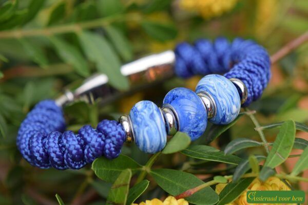 Men’s bracelet with blue knotted sail rope band and three handmade glass beads in marbled blue-white tones