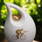 White matte ceramic teardrop urn 3.8L with gold heart