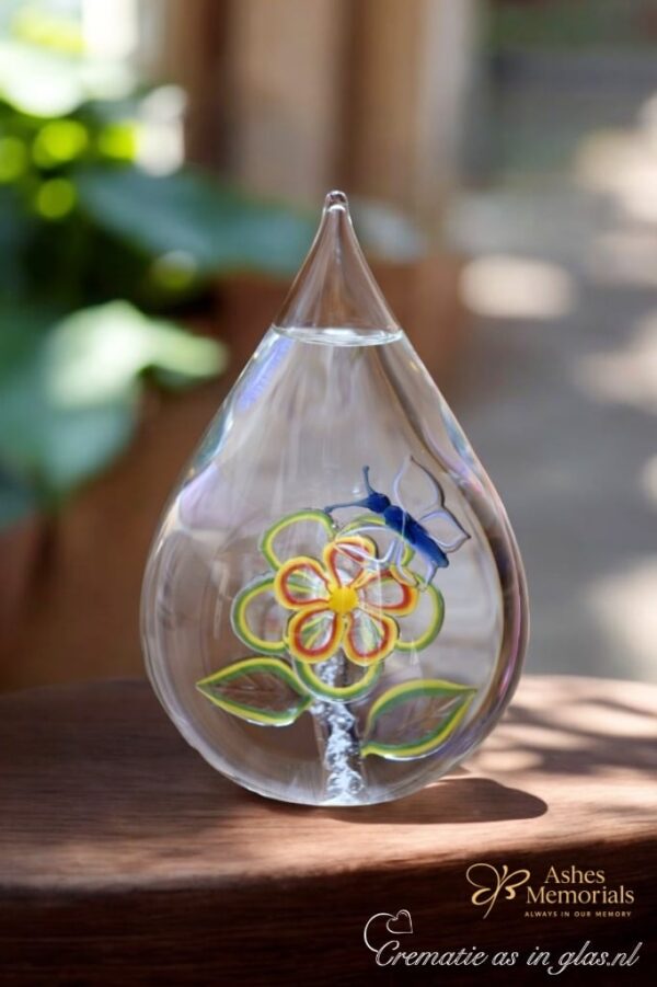 Glass urn large model with butterfly on flower