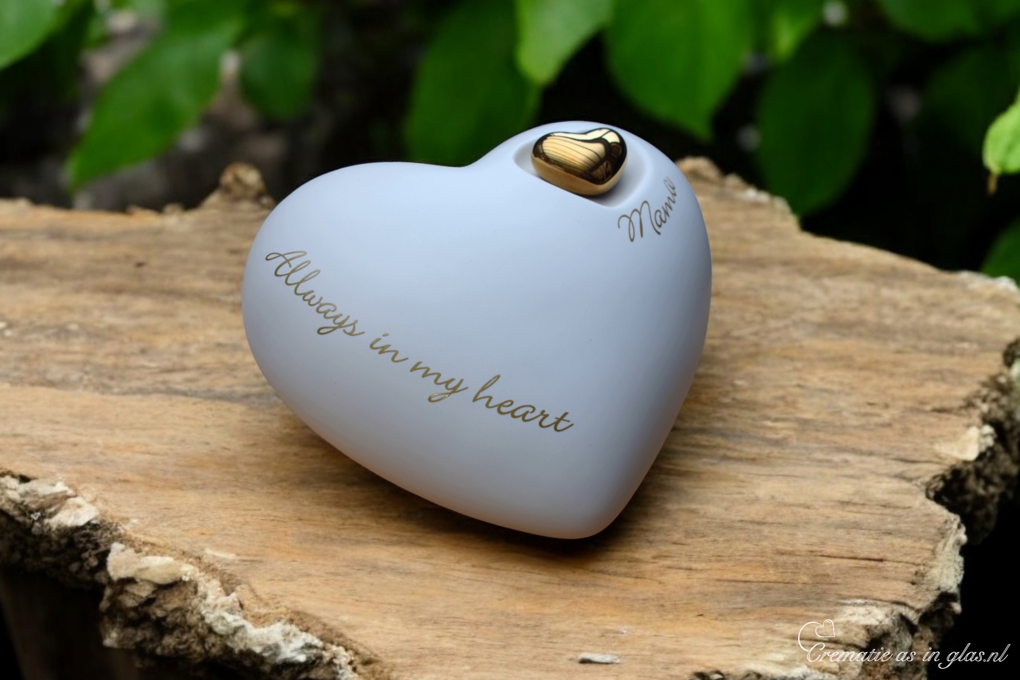 Heart-shaped urn white color with silver heart