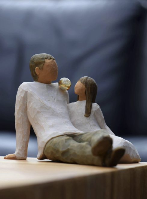 WTU8009 | Willow Tree Father en daughter with mini urn - Image 3