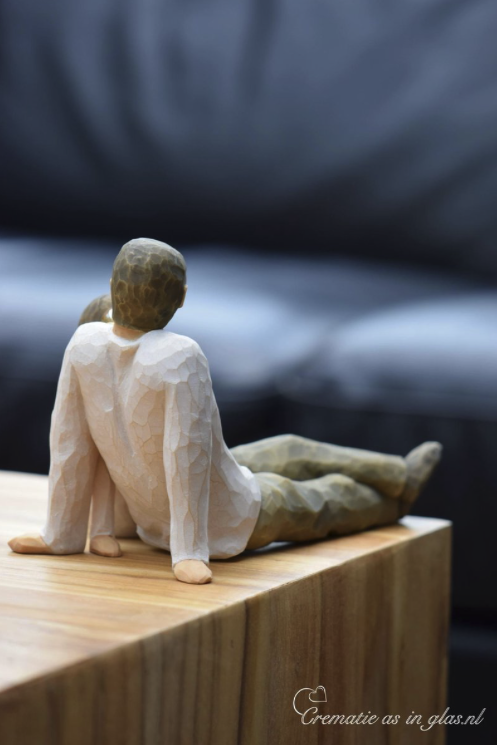 WTU8009 | Willow Tree Father en daughter with mini urn - Image 4