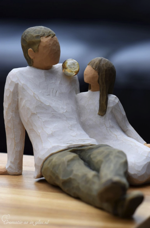 WTU8009 | Willow Tree Father en daughter with mini urn - Image 5