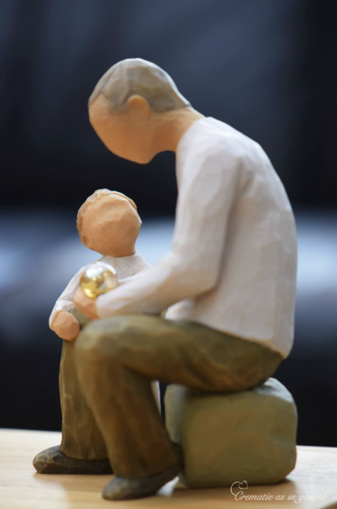 WTU8025 | Willow Tree Grandfather and Grandchild with mini urn - Image 5