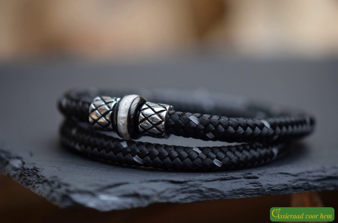 Men’s memorial bracelet in black-and-white sailrope with cremation ashes in black stainless-steel bead.