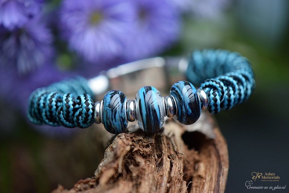 Men’s memorial bracelet with turquoise-black knotted band and three petrol-black glass beads